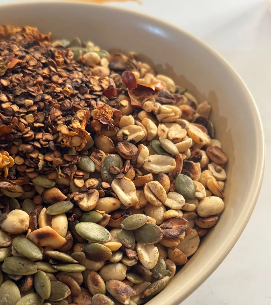 Cacahuates, pepitas y chiles tostados en un tazón